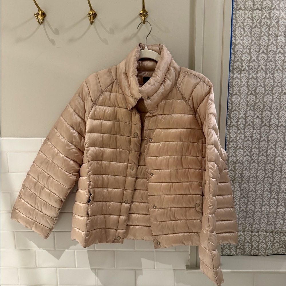 Tuckernuck Pomander Place. Waist length puffer. Light Beige/ Cream. Small.